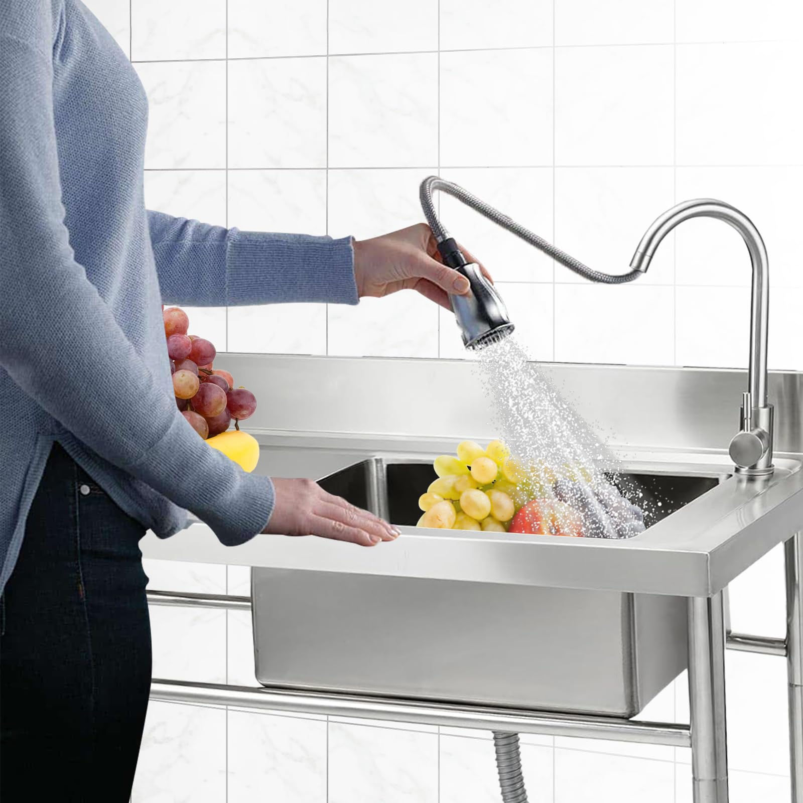 Robinet pulvérisateur flexible rinçant des légumes dans l'évier