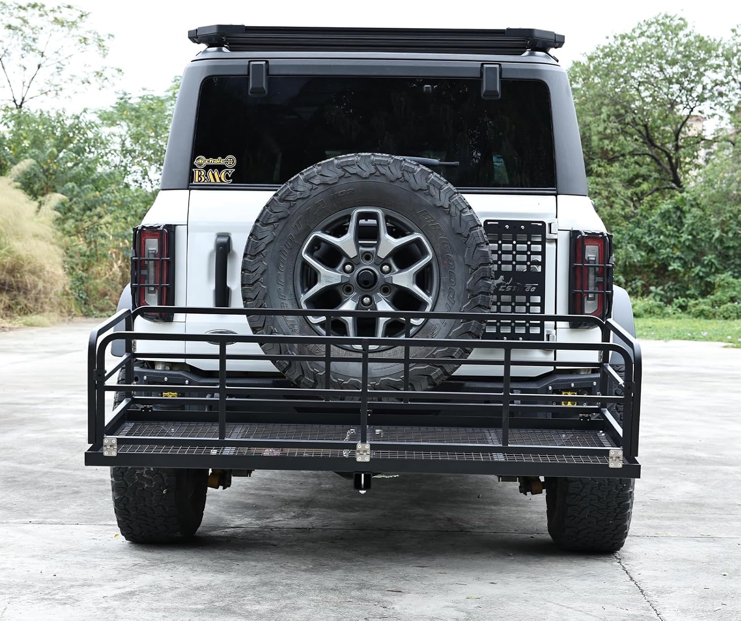 Sturdy hitch cargo carrier basket mounted on a vehicle rear