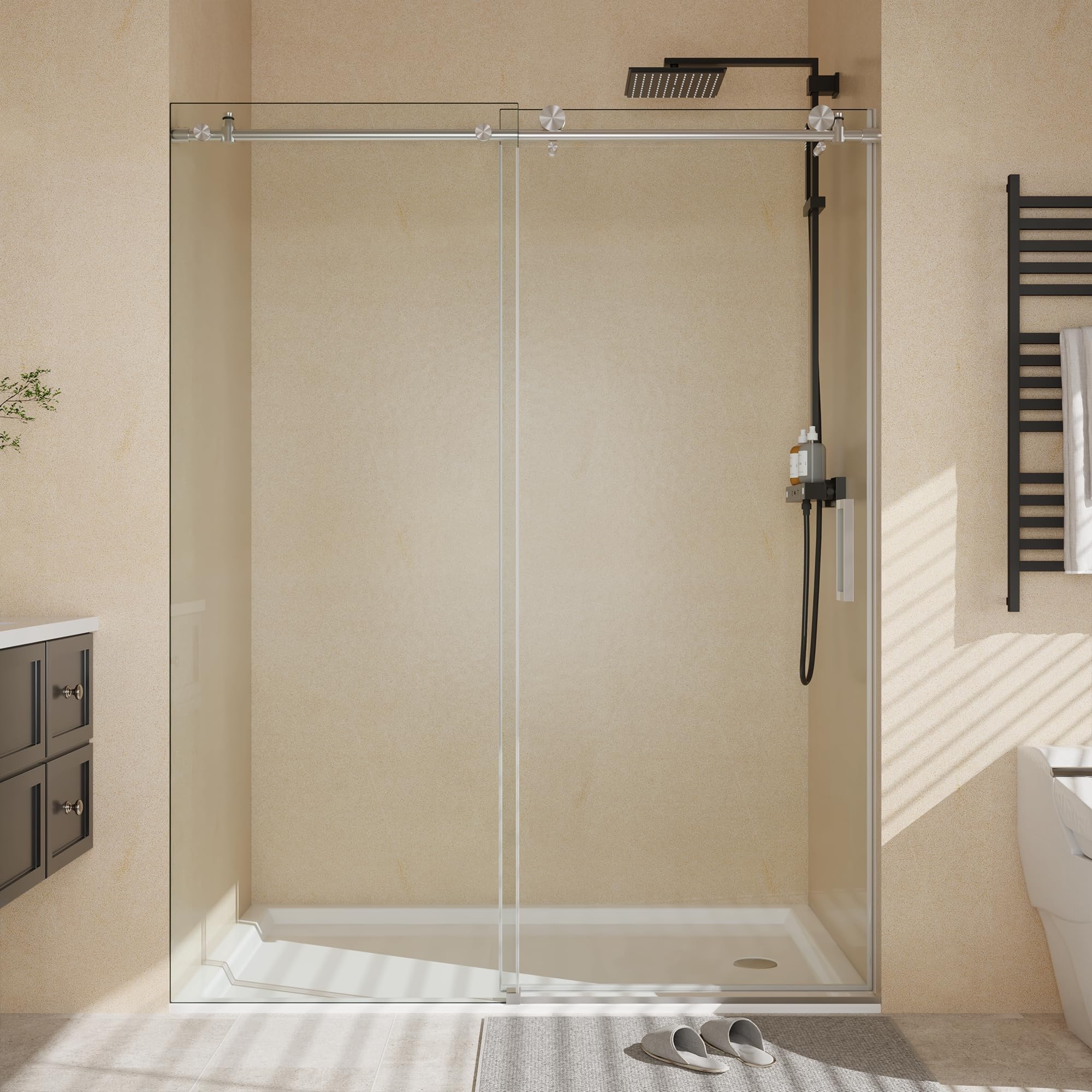 Porte de douche coulissante en verre installée dans une salle de bain