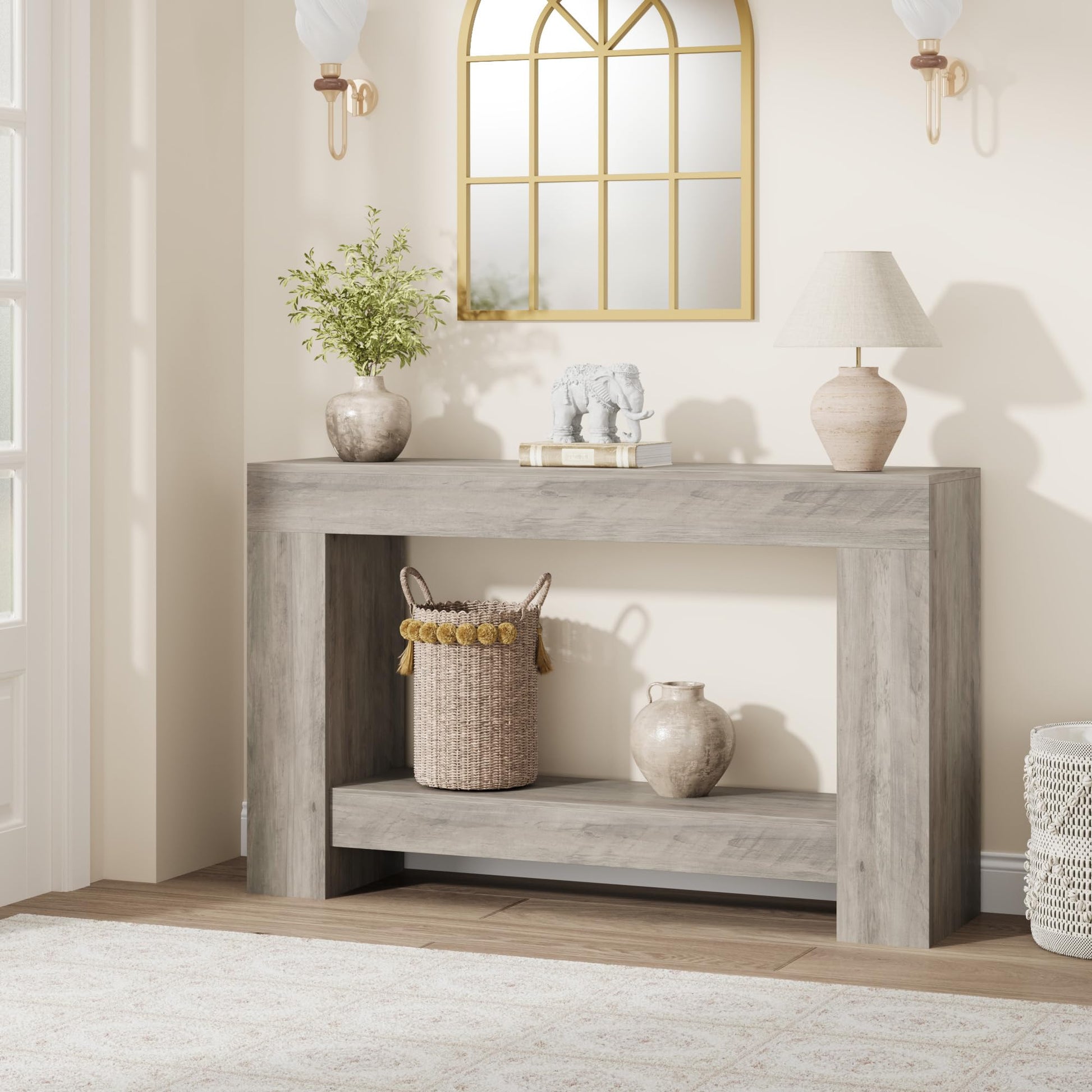 Table console de ferme grise rustique dans une pièce stylisée