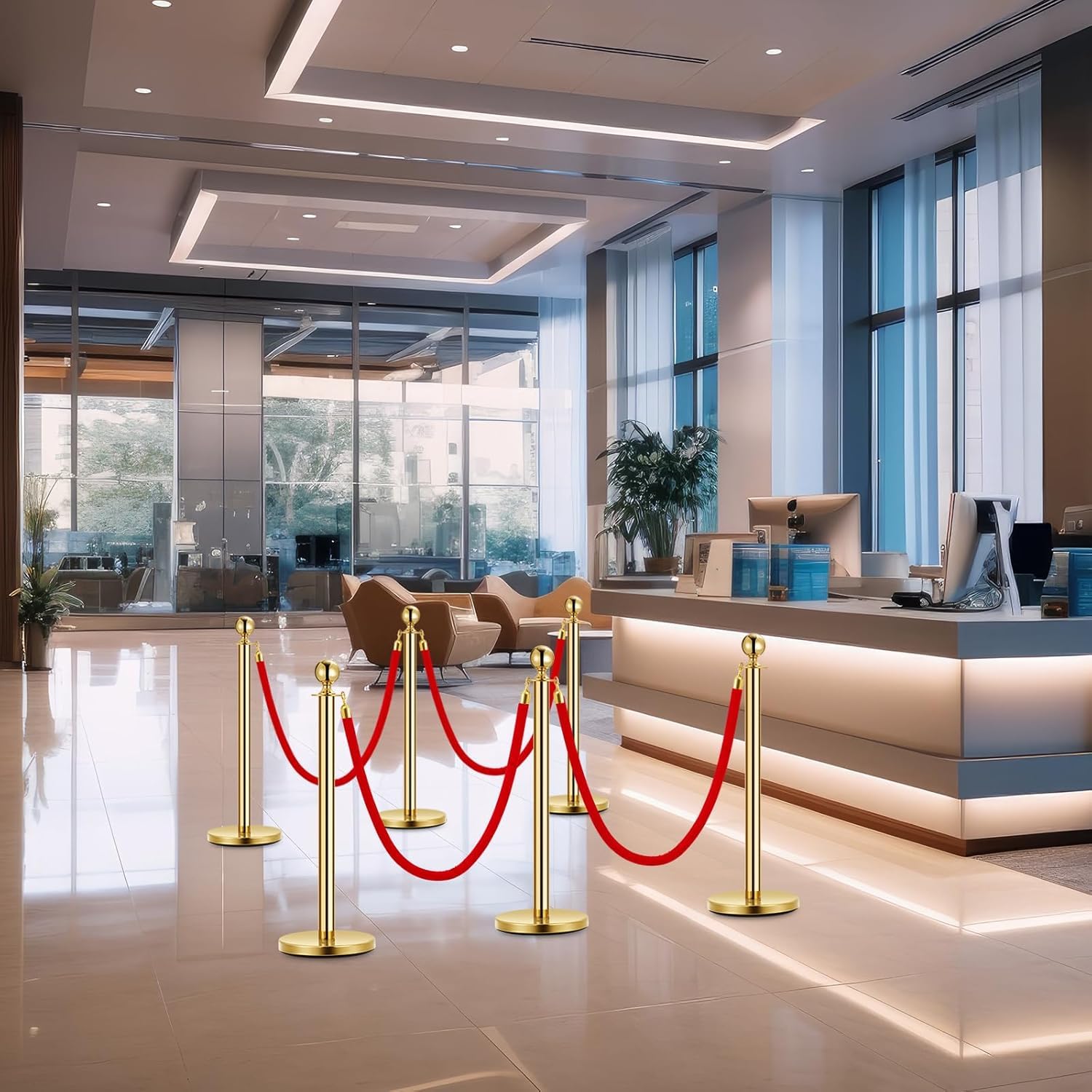 Poteaux de délimitation dorés utilisés pour le contrôle des foules dans un hall d'entrée